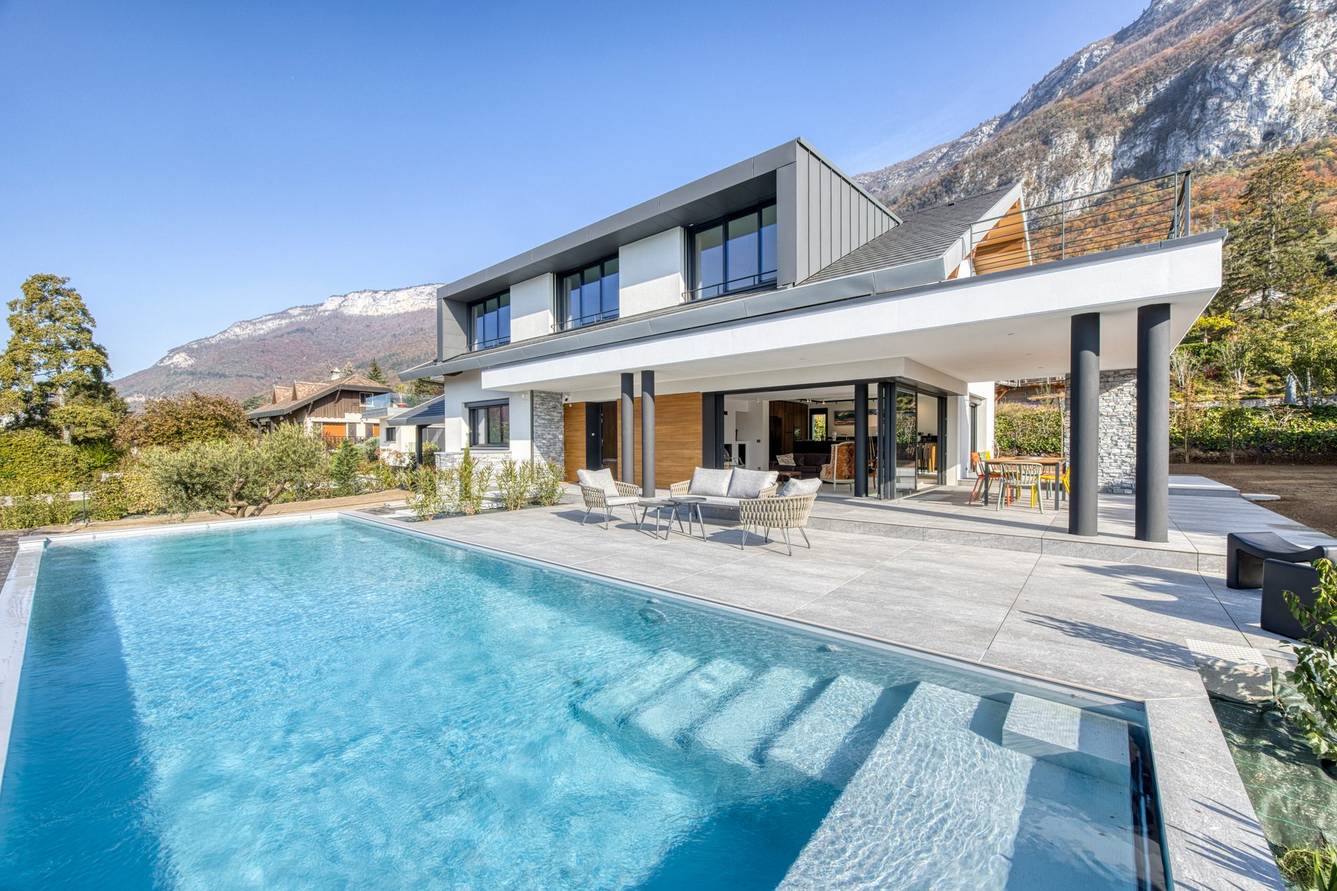 Villa moderne avec piscine au bord du Lac d'Annecy - gardiennage résidence secondaire